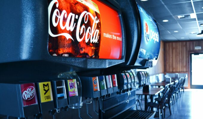 Coca-Cola vs. Pepsi: Takto súboj titanov baví verejnosť Coca-Cola a Pepsi už desaťročia vedú marketingový boj, ktorý nemá konca kraja.